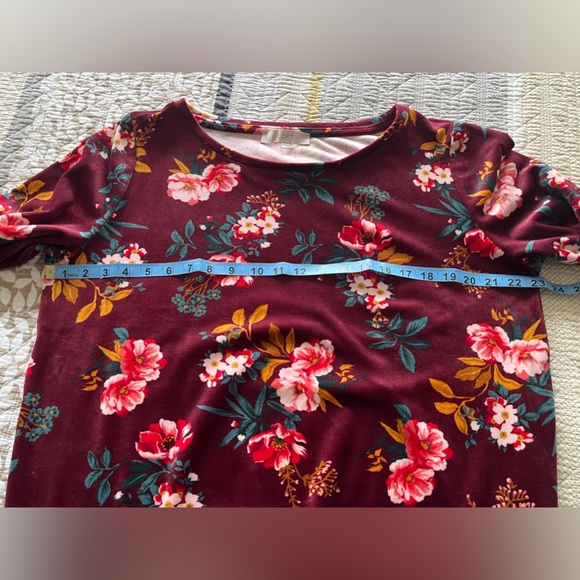 🪷LOFT Velvet Floral Round Neck Top - Picture 9 of 9